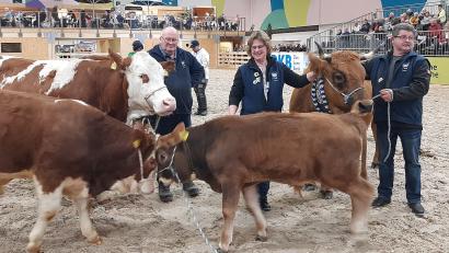 Bild: Fleischrinderverband Bayern/exb 
Erika Sauer, Vorsitzende des Fleischrinderverbands Bayern, und ihr Mann Günter (rechts) bei einer Rassepräsentation in der Tierhalle der Grünen Woche in Berlin. Das Ehepaar aus Burgtreswitz bei Moosbach zeigt und erklärt den Besuchern der Internationalen Messe die Vorteile der Mutterkuhhaltung für Mensch und Tier. Ihre eigenen Rinder der Rasse Rotes Höhenvieh haben die Oberpfälzer diesmal nicht mit nach Berlin genommen.