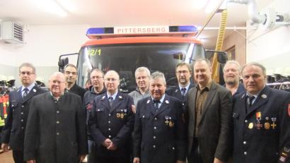 Bild: gm
Die Feuerwehr Pittersberg ehrt langjährige Mitglieder (hintere Reihe, von links): Markus Bäuml, Stefan Raß, Johann Beer, Christian Boßle und Josef Jäger; vorn (von links): Erster Kommandant Matthias Wirth, Zweiter Bürgermeister Johann Vornlocher, Gerhard Büchold und Richard Scharf (ausgeschiedene Vorstandsmitglieder), Erster Bürgermeister Erich Meidinger sowie Ehrenkommandant Hubert Huger.