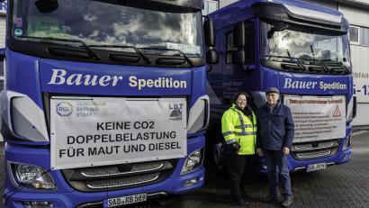 Bild: Hösamer
Christine und Rudolf Bauer von der gleichnamigen Spedition in Wernberg-Köblitz vor zwei Lkw ihrer Flotte. Die Mauterhöhung macht dem Logistik-Unternehmen zu schaffen.