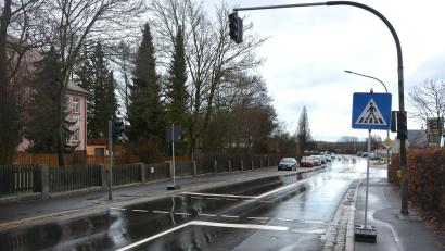 Bild: jr
Außer Betrieb ist seit einiger Zeit die Fußgängerampel in der Waldsassener Straße in Mitterteich. Die Stadt hat als Reaktion zunächst Zebrasteifen-Schilder aufgestellt – das Aufbringen von Markierungen auf der Fahrbahn soll an diesem Donnerstag, 25. Januar, folgen. Zusätzlich sollen Polizeibeamte in der morgendlichen Stoßzeit eingesetzt werden.
