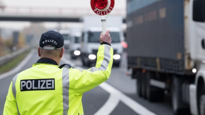 Symbolbild: Soeren Stache/dpa
Die Grenzpolizei Waidhaus kontrolliert immer Fahrzeuge, die auf der A 93 unterwegs sind.