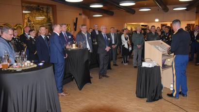 Bild: bö
Am Neujahrsempfang der US-Armee Hohenfels im Festsaal der Burganlage Parsberg nahmen auch Vertreter der Truppenübungsplatzrandgemeinden teil.