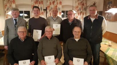 Bild: gi
Der Soldaten- und Kriegerverein Burgtreswitz ehrt Mitglieder und verleiht die Verdienstkreuze durch Vorsitzenden Hans Höcker (stehend, links), Kreisvorsitzenden Richard Berger (stehend, Zweiter von rechts) sowie Bürgermeister Helmut Meindl (stehend, rechts).