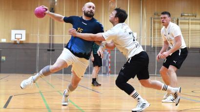 Archivbild: G. Büttner
Augen zu und durch: Die Weidener Handballer (links Stefano Flierl) sind praktisch abgestiegen, wollen aber die restlichen Saisonspiele nicht herschenken.