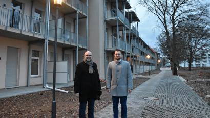 Bild: Stephan Huber
Das Bettenhaus des ehemaligen Bundeswehrkrankenhauses in Amberg ist fast fertig saniert. Hausverwalter Franz Wittmann (links) und sein Sohn Thomas kümmern sich nach vielen Rückschlägen nun um die Vermietung und Vermarktung der Wohnungen.