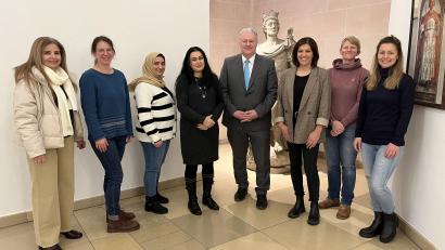 Bild:  Christine Hollederer/exb
Mehr als 100 Elterntalks fanden 2023 statt (von links): Itehad Ahmad, Tanja Saal, Liquaa Sami Jawad, Chinyan Salih (Moderatorinnen), Landrat Richard Reisinger, Anja Vogl und Anita Kinscher (Regionalbeauftragte Elterntalk) sowie Nadine Wastl (KoJa Amberg-Sulzbach).