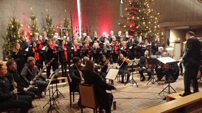 Bild: fpoz
Der Chor und die Solisten sangen – unterstützt vom Orchester und der Orgel – zum Abschluss gemeinsam das „Großer Gott, wir loben dich“.
