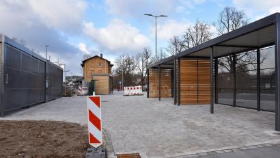 Bild: Stephan Huber
Zur neuen Park-Ride-Anlage am Bahnhof in Sulzbach-Rosenberg gehören auch viele Unterstellmöglichkeiten für Zweiräder, die teilweise absperrbar und mit Ladestationen ausgestattet sind.