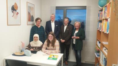 Bild: M. Neugirg/exb 
Sabine Baumeister-Kiener, Hans Bäumler, Armin Müller und Marianne Gutwein (von links) machten einen Rundgang durch die Räume des SkF und inspizierten vor allem die Nachhilfebetreuung, wo gerade Studentin Rebecca Häckl eine Schülerin unterstützte.