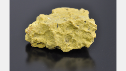 Bild: Kemner, LfU/exb
Das gelbe Mineral wurde 1949 in 2,5 Metern Tiefe inmitten eines Braunkohleflözes der Mathiaszeche gefunden.