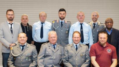 Bild: Fotostudio Hummer/exb
Bei der Soldatenkameradschaft gab es Neuwahlen: (vorne von links) Günter Gradl, Ludwig Gradl, Stefan Wurm, Sebastian Luzina, (hinten von links) Martin Schneider, Stefan Köstler, Franz Kraus, Florian Meier, Thomas Gradl, Thomas Bäuml und Pfarrer Dr. Charles Ifemeje. 	Bild: Fotostudio Hummer/exb