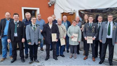 Bild: gz
Ein besonderer Dank von Schützenmeister Alexander Schmucker (Vierter von links) und Stellvertreter Dominik Brenner (rechts) geht im Beisein von Zweitem Bürgermeister Thomas Kleber (links) und Christoph Baier (Zweiter von links) vom Grenzgau an alle langjährigen Mitglieder, insbesondere an Ehrenmitglied Kaspar Liegl (Sechster von links) für 65 Treuejahre.