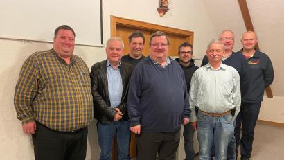 Bild: Gemeinde Kulmain/exb
Georg Redl (links) hatte Pfarrer Hubert Bartel (Vierter von links) eingeladen, mit den Kulmainer Feuerwehrkameraden über die Notfallseelsorge und Krisenintervention zu sprechen.