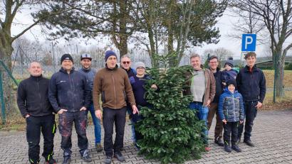 Bild: Martin Meier/exb
Insgesamt 180 ausgediente Christbäume sammeln die Abhol-Teams der Kolpingsfamilie Kümmersbruck unter der Regie von Organisator Josef Schönberger (Vierter von rechts) ein.