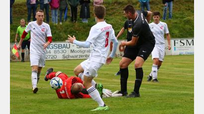 Bild: Dieter Jäschke
Der FC Dießfurt (weiße Trikots) will in der Frühjahrsrunde der Kreisliga Nord die Abstiegssorgen vertreiben. Im Kampf um den Ligaverbleibt setzen die Dießfurter mit Martin Ruda auf einen neuen Trainer.
