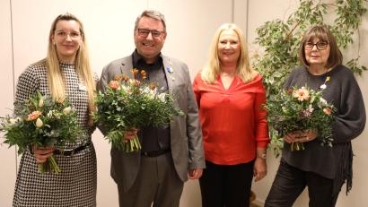 Bild: Matthias Walk/exb
Regina Ahrens (Zweite von rechts) übergibt einen Spendenscheck an Katharina Salbeck (links) und zeichnet Gisela Pöhler (rechts) sowie Martin Steinkirchner (Zweiter von links) mit der "Medal of Merit" aus.