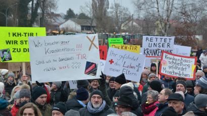 Archivbild: jr
Rund 5000 Menschen demonstrierten Mitte Januar gegen den Abbau in den Krankenhäusern Tirschenreuth und Kemnath. Das war auch Thema im Kreisausschuss.