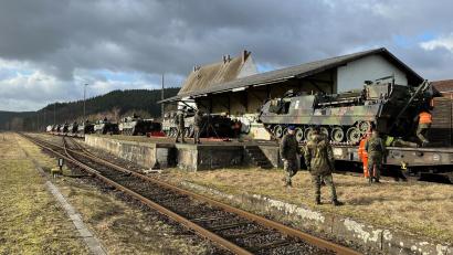 Bild: ihl
Der Militärtransport ist im Bahnhof Nabburg mit neun Panzern beladen und abfahrbereit.