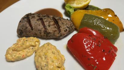 Bild: Michael Schiffer
Die Rehrückensteaks werden mit gegrillten Paprikaschoten und dem Pesto mit Macadamia-Nüssen serviert.