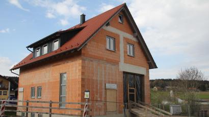 Bild: frd
Von außen ist das Feuerwehrgerätehaus Wildstein „winterfest“ gemacht worden, doch im Innern wird fleißig gearbeitet.