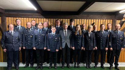 Bild: Feuerwehr Plößberg/exb
Die Vorsitzenden Florian Trißl und Felix Weiser (von links), Kommandant Christian Zölch (rechts), Kreisbrandinspektor Klaus Schicker (Vierter von rechts), Stellvertretender Kommandant Alexander Hößl (Sechster von rechts) und Bürgermeister Lothar Müller (Mitte) beglückwünschten alle Geehrten und Beförderten zu ihren Auszeichnungen.