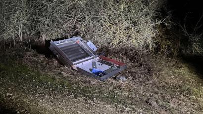 Bild: Polizei Oberpfalz
Eine Frau beobachtet, wie ein Zigarettenautomat erst abgeflext und dann gestohlen wird. Sie informiert die Polizei. Kurz darauf entdeckt eine Streife die mutmaßlichen Täter.