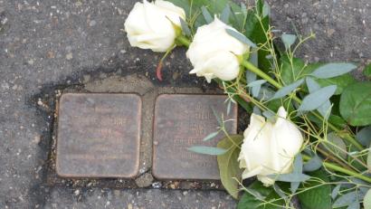 Bild: Dieter Weiß/exb
Die SPD Amberg erinnert an den Holocaust-Gedenktag: Im Bild die Stolpersteine von E. Bloch in der Schlachthausstraße.