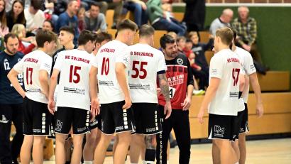 Bild: Hubert Ziegler
Die Spieler des HC Sulzbach-Rosenberg stimmen sich mit ihrem Trainer Thomas Hartmann auf das kommende Spiel ein. Es geht gegen den aufstrebenden HC Forchheim.