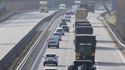 Bild: Daniel Löb
Bundeswehrfahrzeuge fahren am Donnerstagmorgen von Grafenwöhr aus nach Baden-Württemberg.