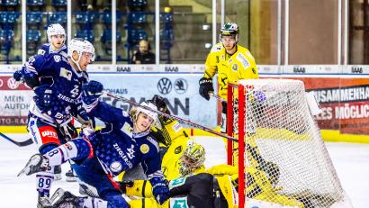 Archivbild: Tobias Neubert
Vor zwei Wochen feierten die Blue Devils einen 8:5-Erfolg gegen die Tölzer Löwen (Szene mit Neal Samanski, vorne, und Tyler Ward vor dem Tölzer Kasten. Zum Familientag kreuzen die Löwen am Sonntag erneut in der Hans-Schröpf-Arena auf.