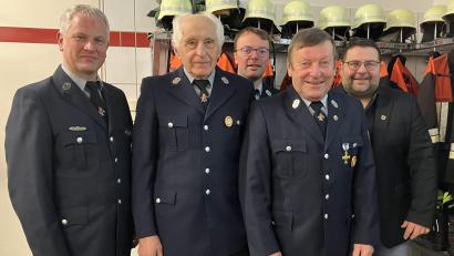Bild: Feuerwehr/exb
Bei Alois König und Franz Scherm (Zweiter und Vierter von links) bedankten sich die Vorsitzenden Matthias Melzner und Hubert Scherm sowie Bürgermeister Thomas Kaufmann (von links) für deren Treue zur Feuerwehr.