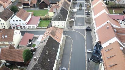 Bild: Michael Wagner/exb
Eine Drohnenaufnahme zeigt die Stelle auf dem Turm, der Winklarner Pfarrkirche an der das Wetterkreuz hing. Nicht gut schaut's aus, finden viele Bürger.