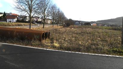 Bild: sche
Fährt man in Richtung Bad, befindet sich linksseitig an der Badstraße das neue Baugebiet Freudenberg-West. Drei Bauparzellen stehen noch zum Verkauf. Im Vordergrund die neue erbaute Bürgermeister-Schwarz-Straße.