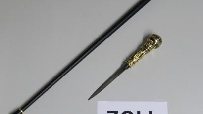 Bild: Zoll/dpa
Am Nürnberger Flughafen haben Zollbeamte im Koffer eines Reisenden einen Stockdegen entdeckt.