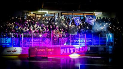 Bild: Tobias Neubert
Einmal ein Spiel der Blue Devils anschauen? Der Eishockey-Oberligist lädt am 9. Februar Einsatzkräfte aus verschiedenen Bereichen zum Blaulichttag ein.