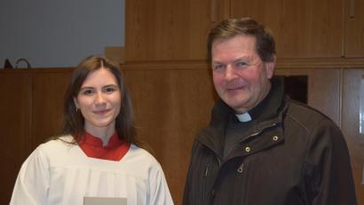Bild: wfe
Theresa Putzier mit Pfarrer Hans Zeltsperger, der ihr als langjährige Ministrantin ein Jugendgebetbuch überreichte.