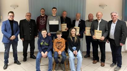 Bild: Stiftländer Jugend- und Blaskapelle/exb
Ehrungen standen bei der Stiftländer Jugend- und Blaskapelle an. Auf dem Bild (stehend, von links) Dirigent Stephan Sölch, Kreisvorsitzender Dieter Dendorfer, Valentin Helm, Maximilian Friedl, Gerhard Paintner, Josef Rödig, Anton Wölfl, Karlheinz Hoyer und Vorsitzender Alexander Riedl sowie (sitzend, von links) Timo Fischer, Noah Bachofner und Katharina Kropf.