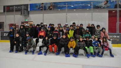 Bild: Sonderpädagogisches Förderzentrum Immenreuth/exb
Einige der Mädchen und Jungs des Sonderpädagogischen Förderzentrums Immenreuth machten in der Mitterteicher Eissporthalle ihre ersten Gehversuche auf einer Eisfläche.