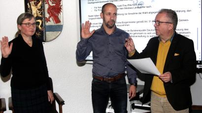 Bild: wro
Zu Beginn der Januar-Sitzung des Marktgemeinderates Wiesau legten die Nachrücker Rita Korb und Nikolaus Landstorfer (Mitte) vor Bürgermeister Toni Dutz den Amtseid ab.