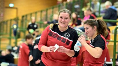 Bild: Hubert Ziegler
Annika Senger (links) und Laura Weber (rechts), Torhüterinnen des HC Sulzbach-Rosenberg, freuen sich bereits auf die Heimpartie gegen die TG Heidingsfeld.