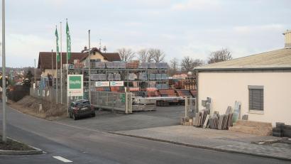 Bild: kek
Ihren Baustoffmarkt in der Degelsdorfer Straße will die Baywa AG aufgeben und im Gewerbegebiet Saaß einen Neubau errichten.