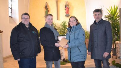 Bild: gi
Eine Spende von insgesamt 1530 Euro aus den Film-Vorführungen „Ndendule – Eine Mission im Regenwald“ übergibt Jonas Rom an Vorstandsmitglied Gabi Hagn von der Missionsbrücke im Beisein von Pfarrer Udo Klösel (links) und Vorsitzendem Bernhard Rom (rechts).
