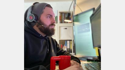 Bild: Sebastian Dippold/exb
Bürgermeister Sebastian Dippold arbeitet mit Vollbart im Homeoffice. Ob er mit oder ohne Bart aus der Quarantäne kommt, macht den Neustädter noch sehr nachdenklich.