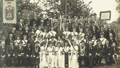 Bild: Archiv Schützenverein Frauenreuth/exb
Die Frauenreuther Schützen wissen, wie man feiert. Das Bild zeigt Vereinsmitglieder mit den Festdamen anlässlich des 50. Gründungsjubiläums.