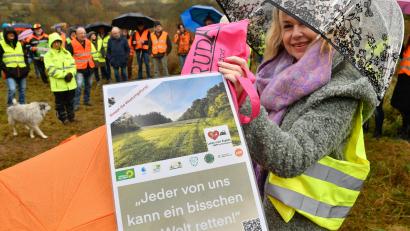 Archivbild: Petra Hartl
Die Interessengemeinschaft „Leben statt Asphalt“ lädt am Sonntag, 28. Januar, zu einer Veranstaltung für mehr Klimaschutz, Biodiversität und weniger Straßenbau in Kümmersbruck. Im Bild die „Menschenkette gegen Flächenfraß“ auf der Trasse der Westumgehung.