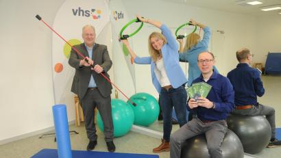 Bild: ge
Im Gymnastikraum stellten Landrat Richard Reisinger, VHS-Leiterin Claudia Mai und der stellvertretende Leiter Thomas Rode (von links) das neue Programm vor und testeten gleich die Übungsgeräte.