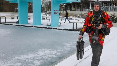 Bild: Wolfgang Steinbacher
Einsatztaucher Max Kratzer auf dem Weg zum Training: Die DLRG Amberg übt im Hockermühlbad bei eisigen Temperaturen das Eistauchen.