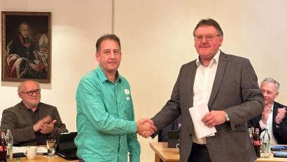 Bild: Stefanie Gradl
Nach dem Eid verpflichtet Bürgermeister Hans-Martin Schertl (rechts) den neuen Stadtrat Rainer Liermann mit Handschlag.