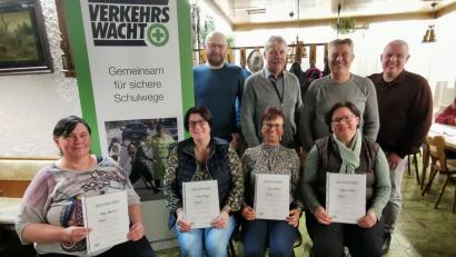 Bild: gz
Dankesworte richten der stellvertretende Polizeidienststellenleiter Tobias Wirth, Bürgermeister Reiner Gäbl, Verkehrswachtvorsitzender Hans Messer und Polizeiverkehrserzieher Wolfgang Piehler (hinten, von rechts) an Agnes Härtl für 20 Jahre, Doris Wild für 25 Jahre und Silke Singer und Inge Werner für 15 Jahre Lotsendienst (von rechts).