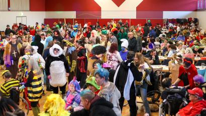 Bild: Dr. Loew Einrichtung/exb
Über 500 Besucher kommen zum Dr. Loew Faschingsball in die Nabburger Nordgauhalle.